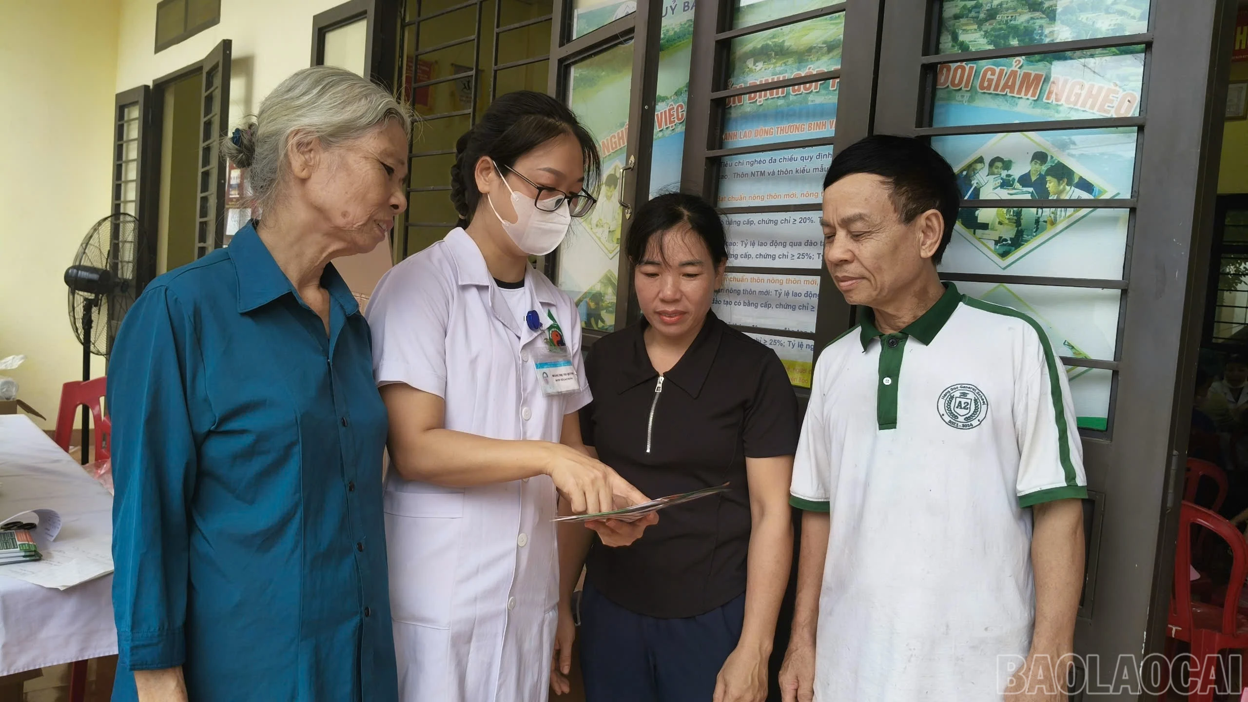 Các y - bác sĩ Bệnh viện Y học cổ truyền Lào Cai đã tư vấn sức khỏe, cấp phát thuốc miễn phí và trao quà cho bà con xã Gia Phú, đặc biệt là những người già, người mắc bệnh mạn tính, sức khỏe yếu...
