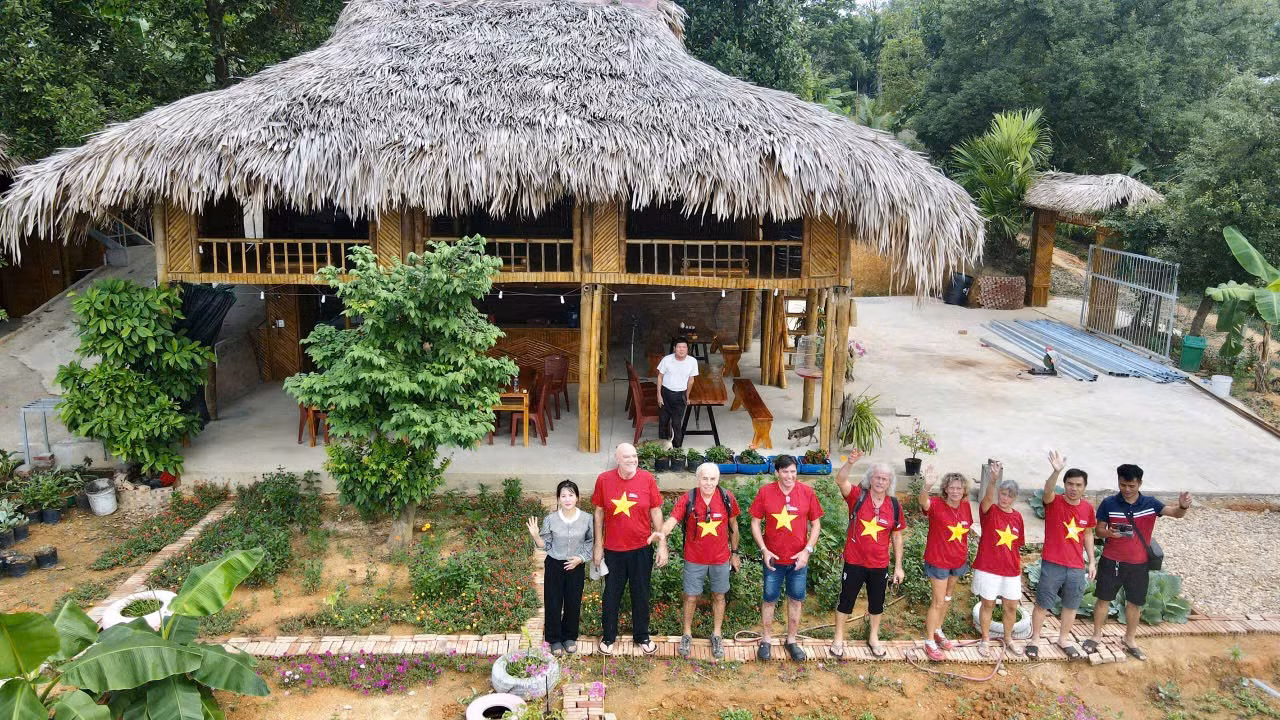 du-khach-quoc-te-chup-anh-tai-lake-view-homestay.jpg