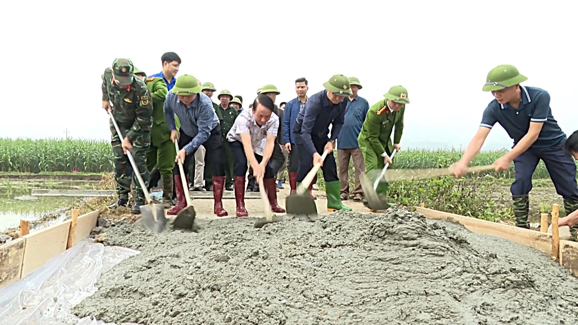 baolaocai-br_lk93181-phat-huy-vai-tro-chu-the-cua-nguoi-dan-trong-lam-duong-giao-thong-nong-thon-hd00-01-19-15still002.jpg