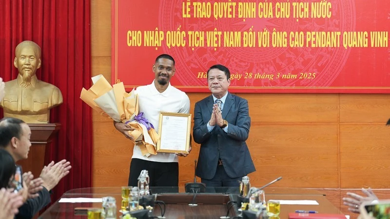 Đại diện Sở Tư pháp thành phố Hà Nội trao quyết định nhập quốc tịch cho cầu thủ Cao Pendant Quang Vinh.