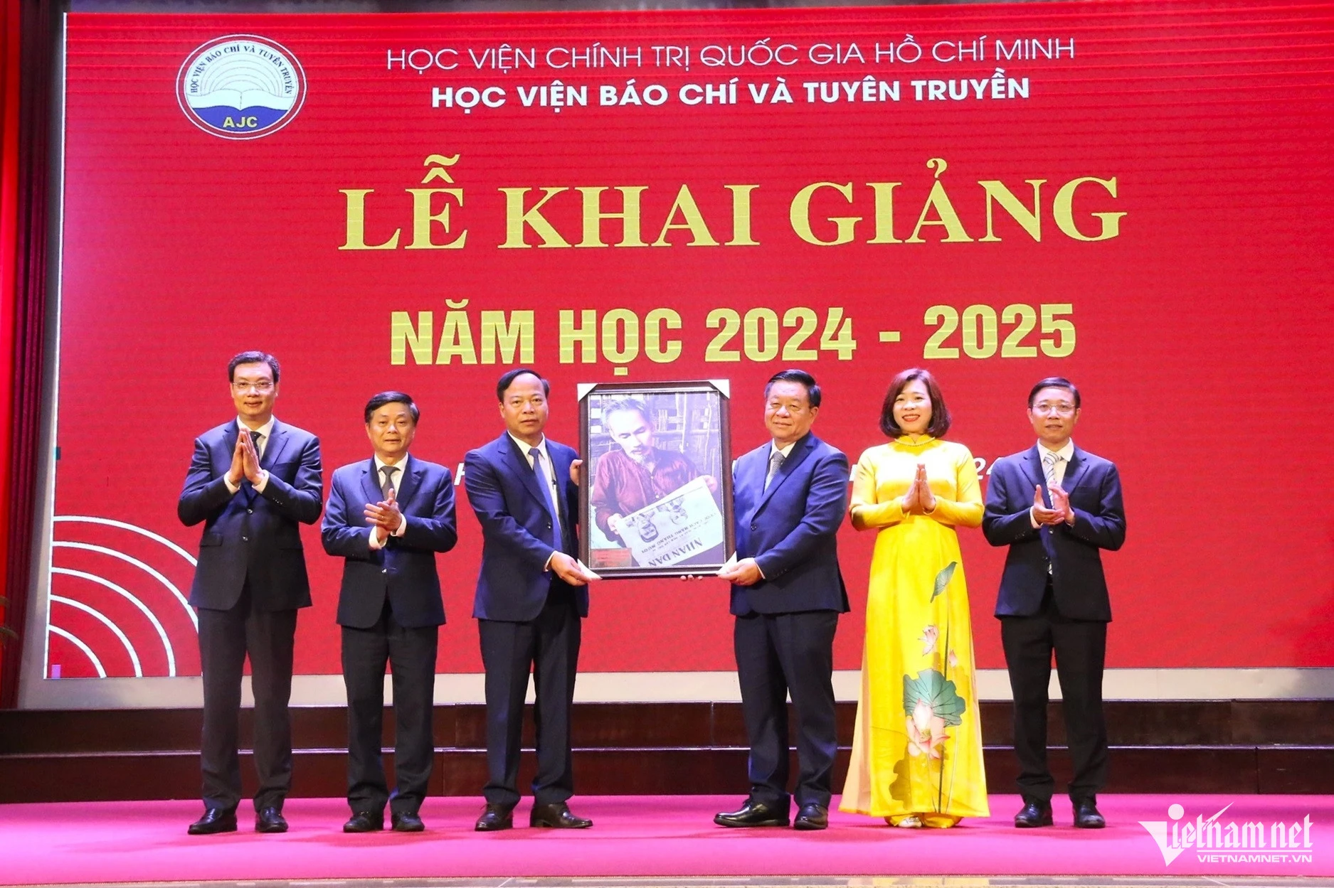 Ủy viên Bộ Chính trị, Trưởng Ban Tuyên giáo Trung ương Nguyễn Trọng Nghĩa tặng quà lưu niệm cho Học viện Báo chí và Tuyên truyền. Ảnh: Thanh Hùng