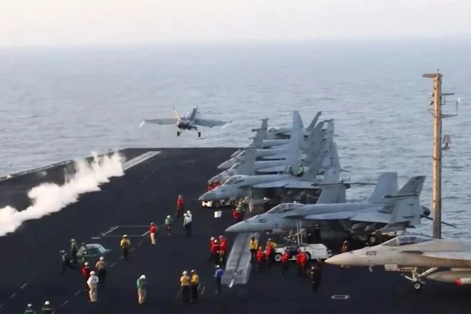 Tiêm kích cất cánh từ tàu sân bay USS Harry S. Truman ở Biển Đỏ. Ảnh: Hải quân Mỹ