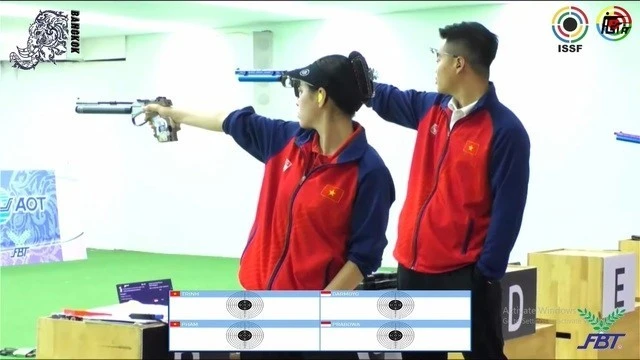 Thu Vinh và Quang Huy mang về cho Bắn súng Việt Nam tấm Huy chương Vàng. (Ảnh: LĐBS)