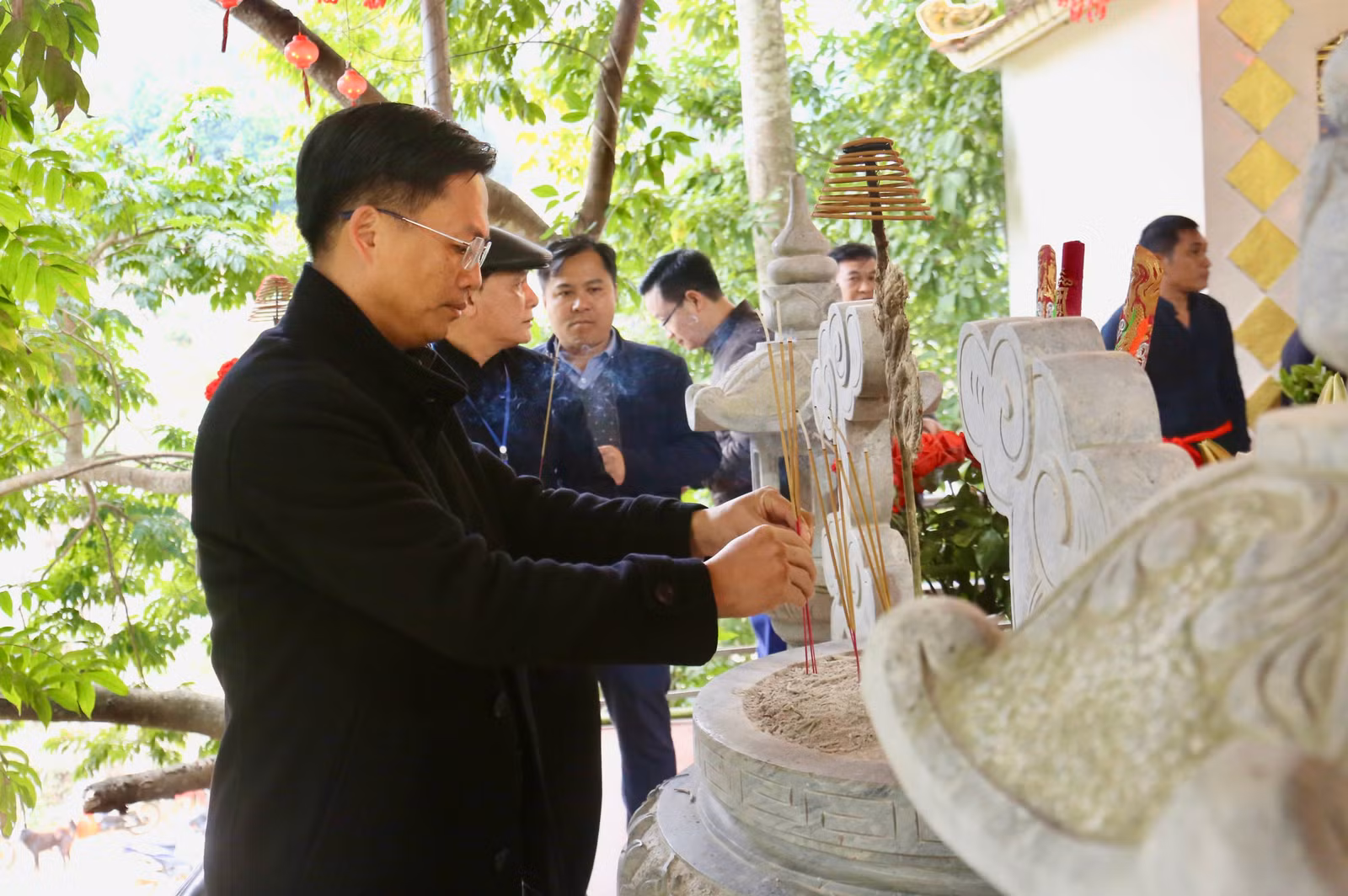 Đại biểu và Nhân dân dâng hương tại đền Làng Lúc.