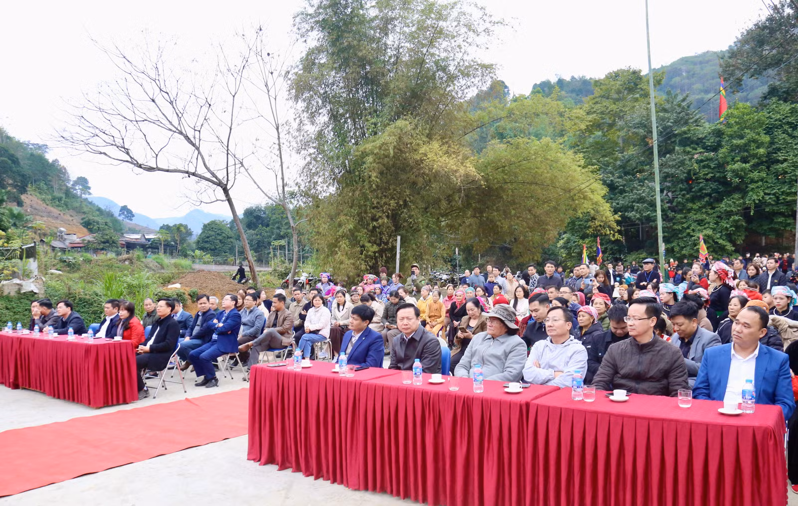 Đại biểu và người dân tham gia lễ hội.