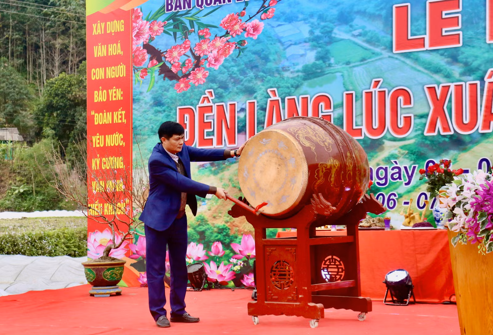 Đánh trống khai hội.