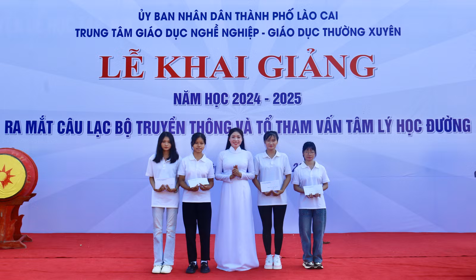 Lãnh đạo trung tâm trao 4 suất quà trị giá 500.000 đồng/suất cho học sinh nghèo vượt khó.