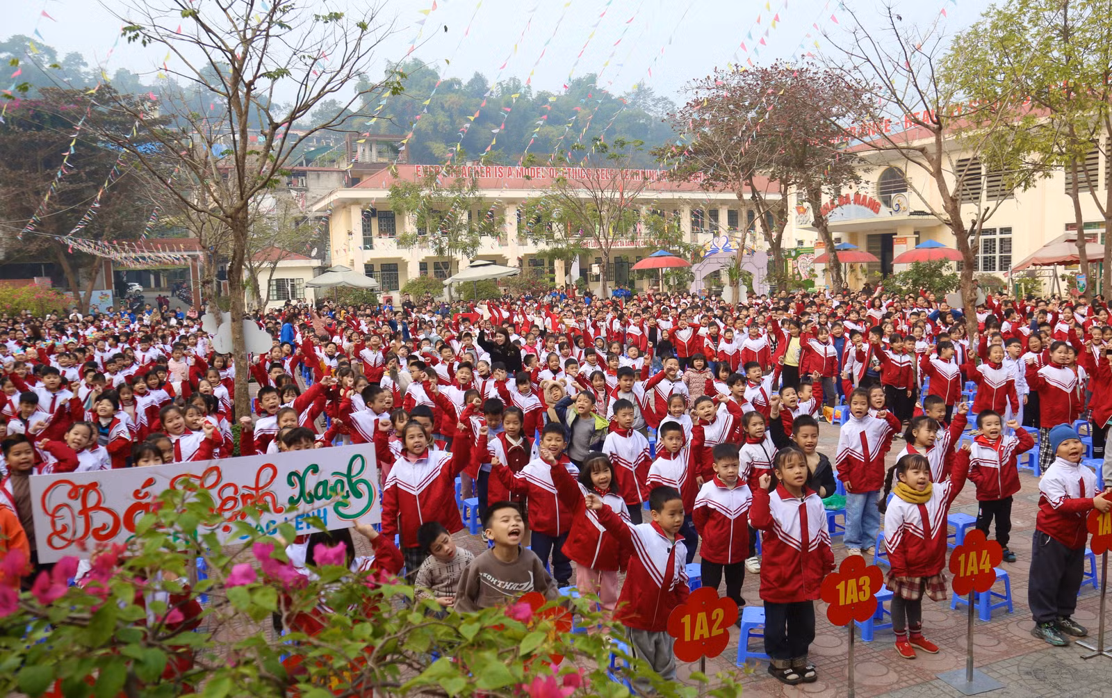 Học sinh hô khẩu hiệu thể hiện sự quyết tâm bảo vệ môi trường.