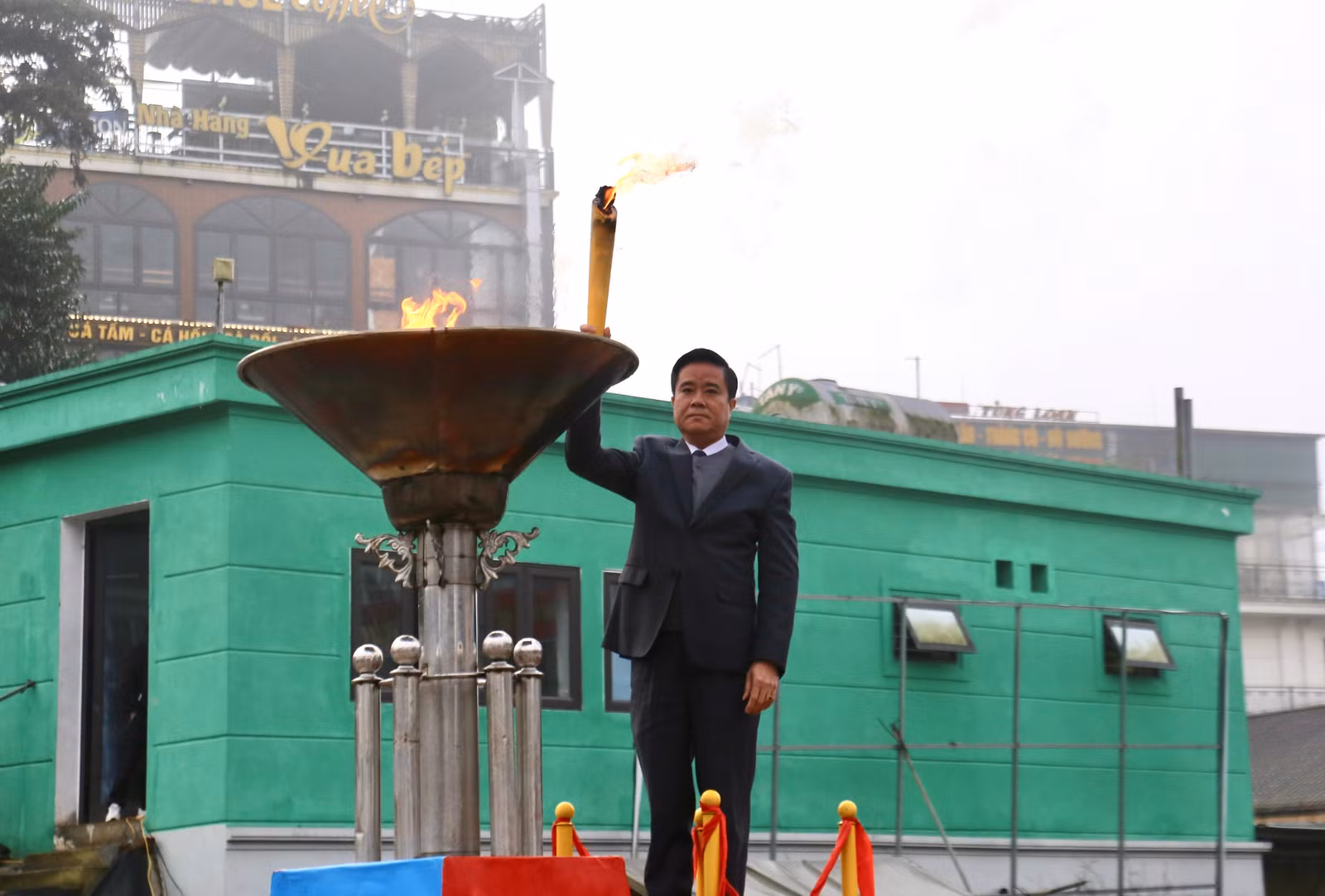 Nghi lễ thắp lửa truyền thống.