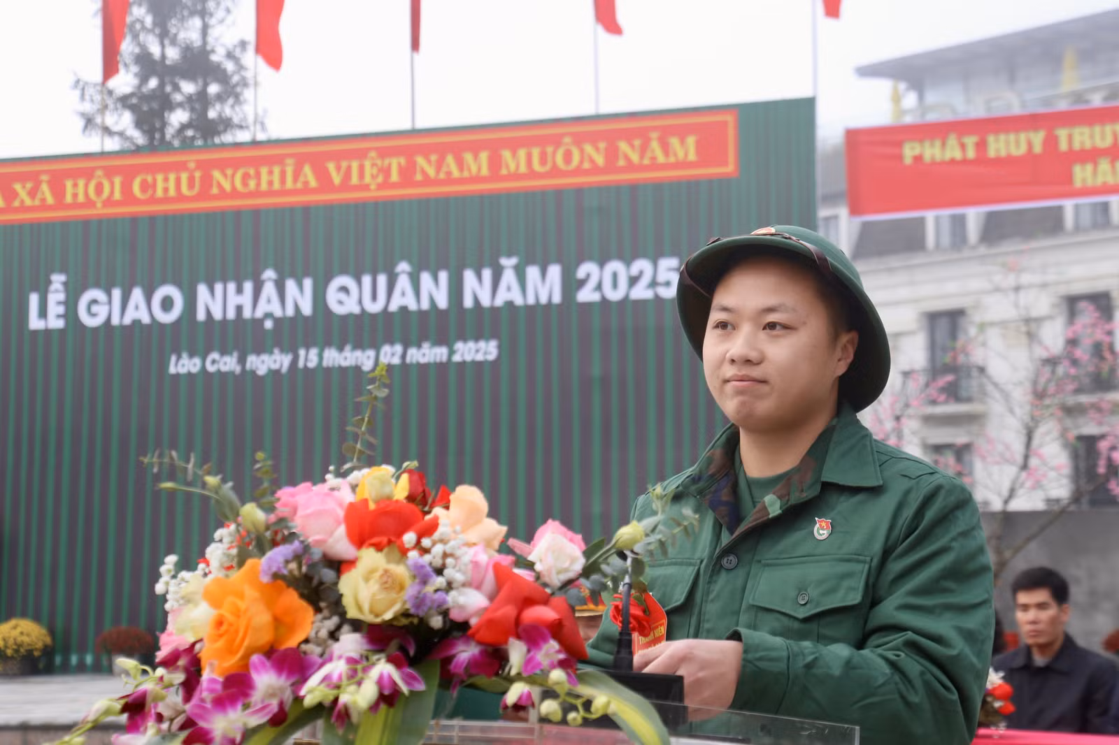 Công dân Nguyễn Thăng Long phát biểu tại buổi lễ.