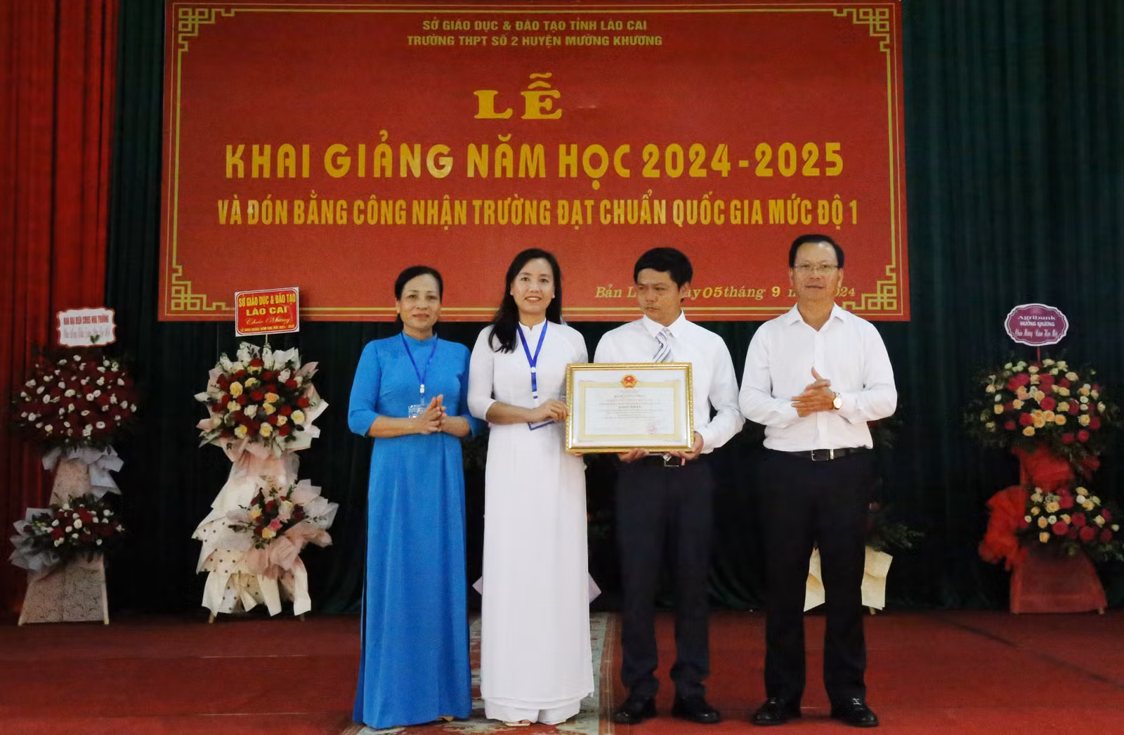 Đồng chí Hoàng Quốc Khánh, Phó Chủ tịch Thường trực UBND tỉnh trao Bằng công nhận trường đạt chuẩn quốc gia mức độ 1 cho Trường THPT số 2 huyện Mường Khương.