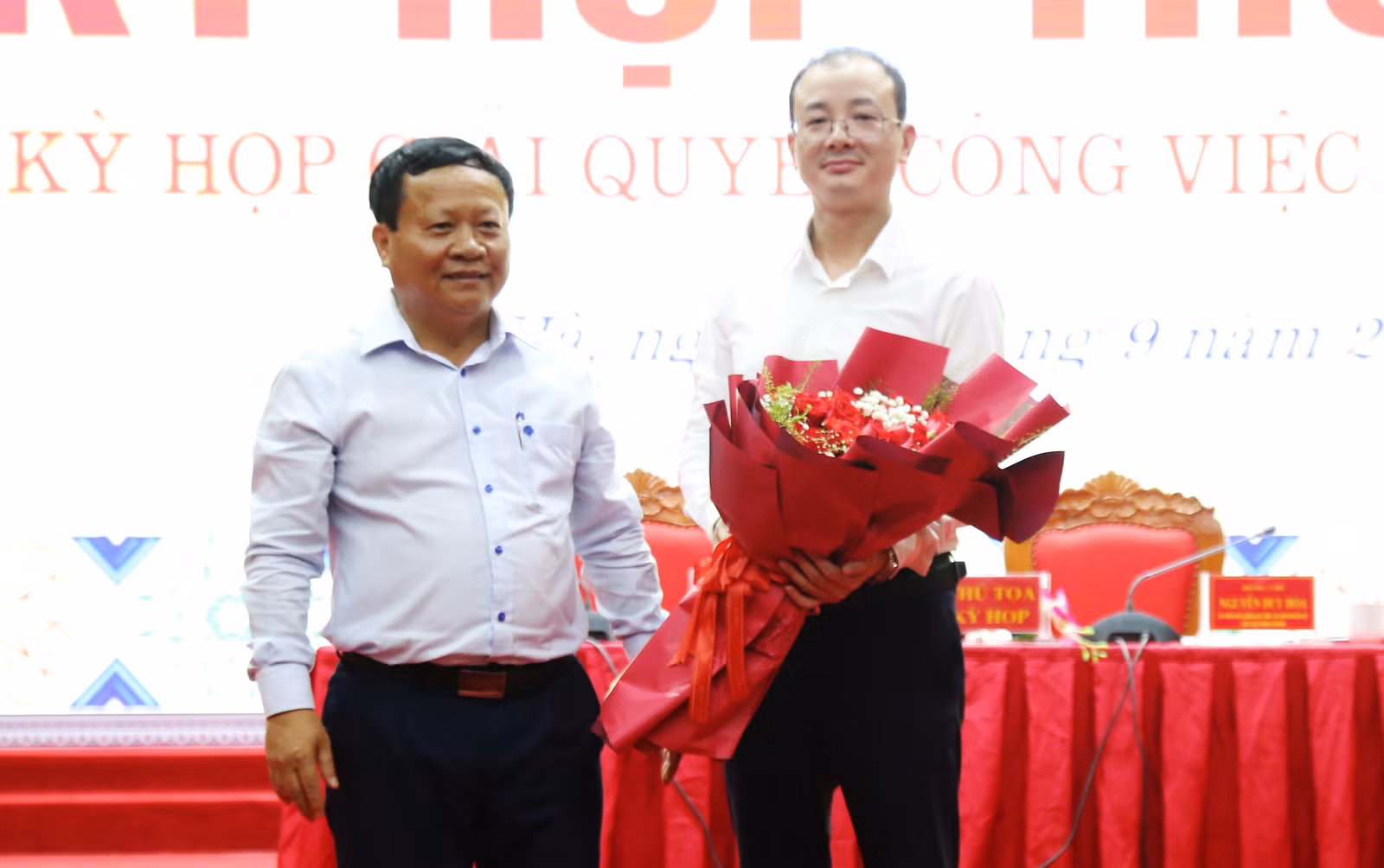 Đồng chí Nguyễn Trọng Hài, Phó Chủ tịch UBND tỉnh tặng hoa chúc mừng đồng chí Đặng Công Hải được bầu giữ chức Chủ tịch UBND huyện Bắc Hà.