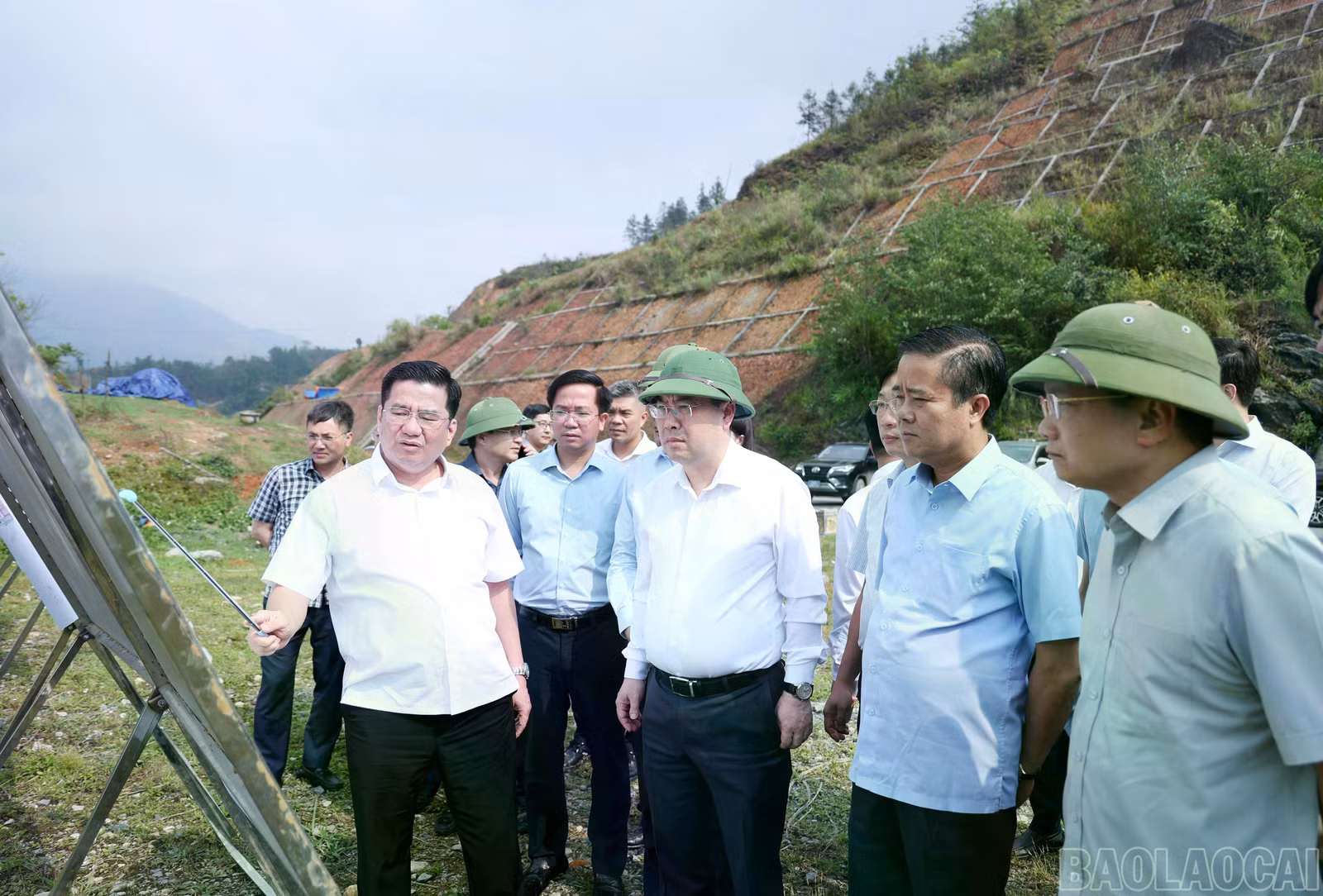 Đồng chí Phó Bí thư Tỉnh ủy, Chủ tịch UBND tỉnh Nguyễn Tuấn Anh trực tiếp kiểm tra tiến độ thực hiện các dự án đầu tư công trọng điểm trên địa bàn phường Sa Pa.
