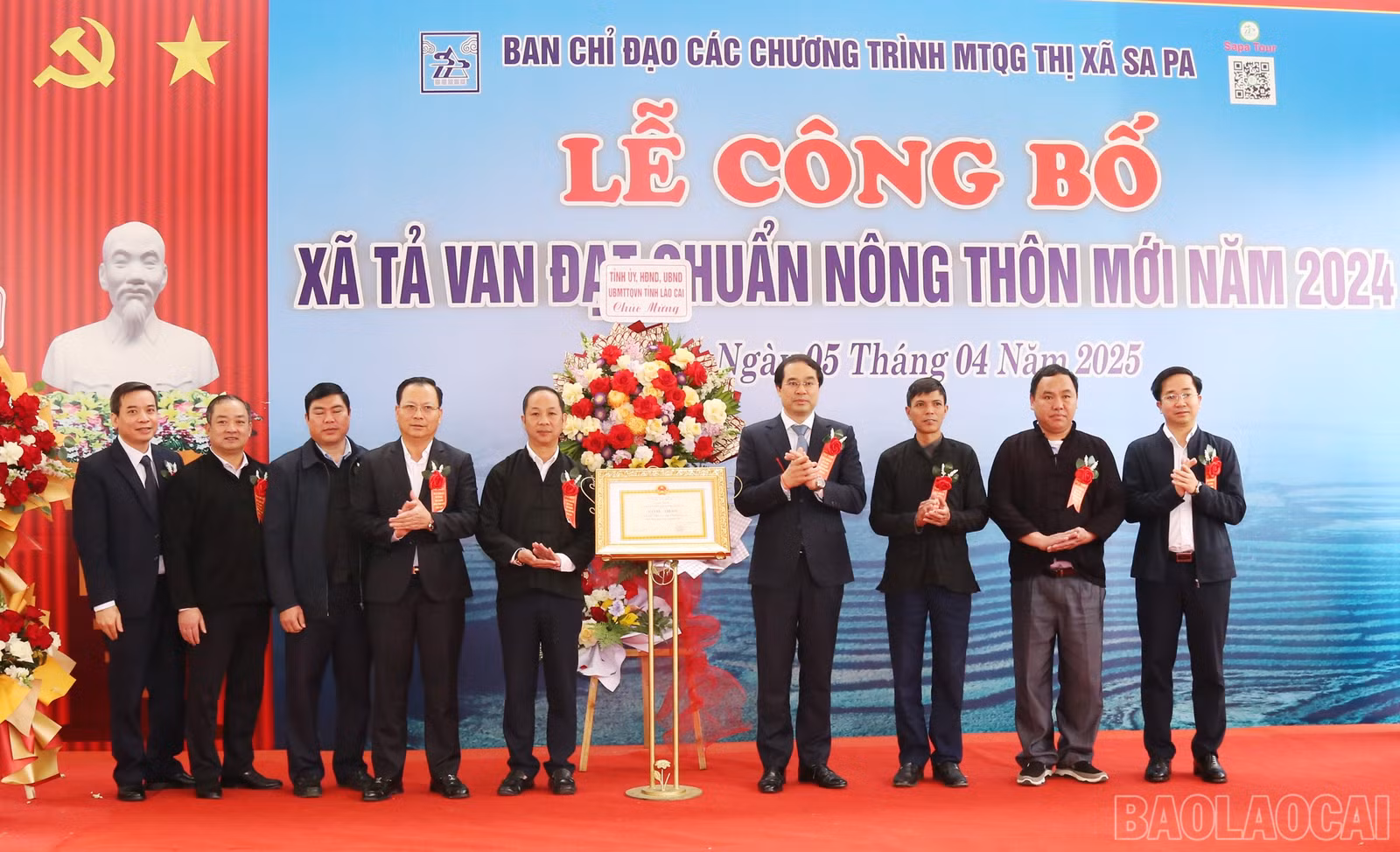 Các đồng chí lãnh đạo tỉnh chúc mừng Đảng bộ, chính quyền và Nhân dân xã Tả Van.