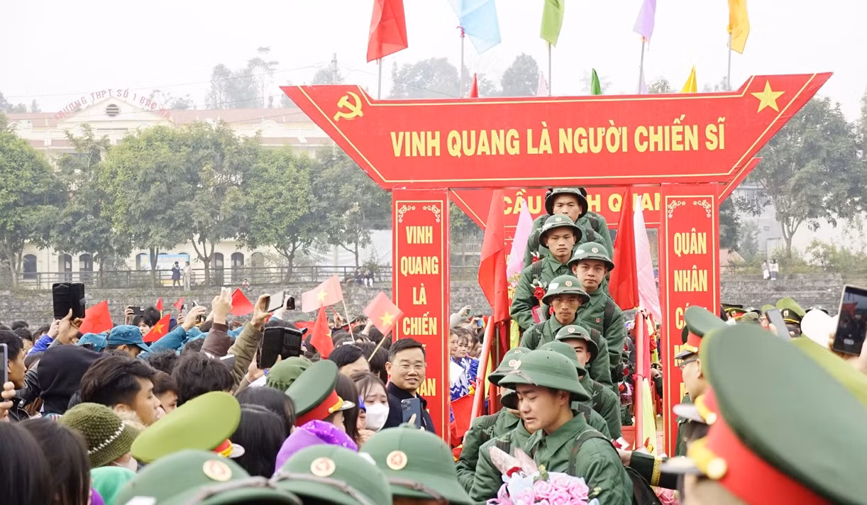 Các tân binh huyện Bắc Hà lên đường nhập ngũ.