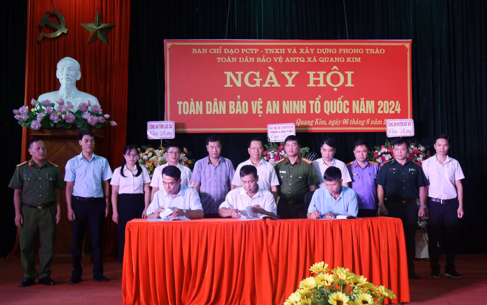 Các thôn ký giao ước thi đua thực hiện phong trào "Toàn dân bảo vệ an ninh Tổ quốc".