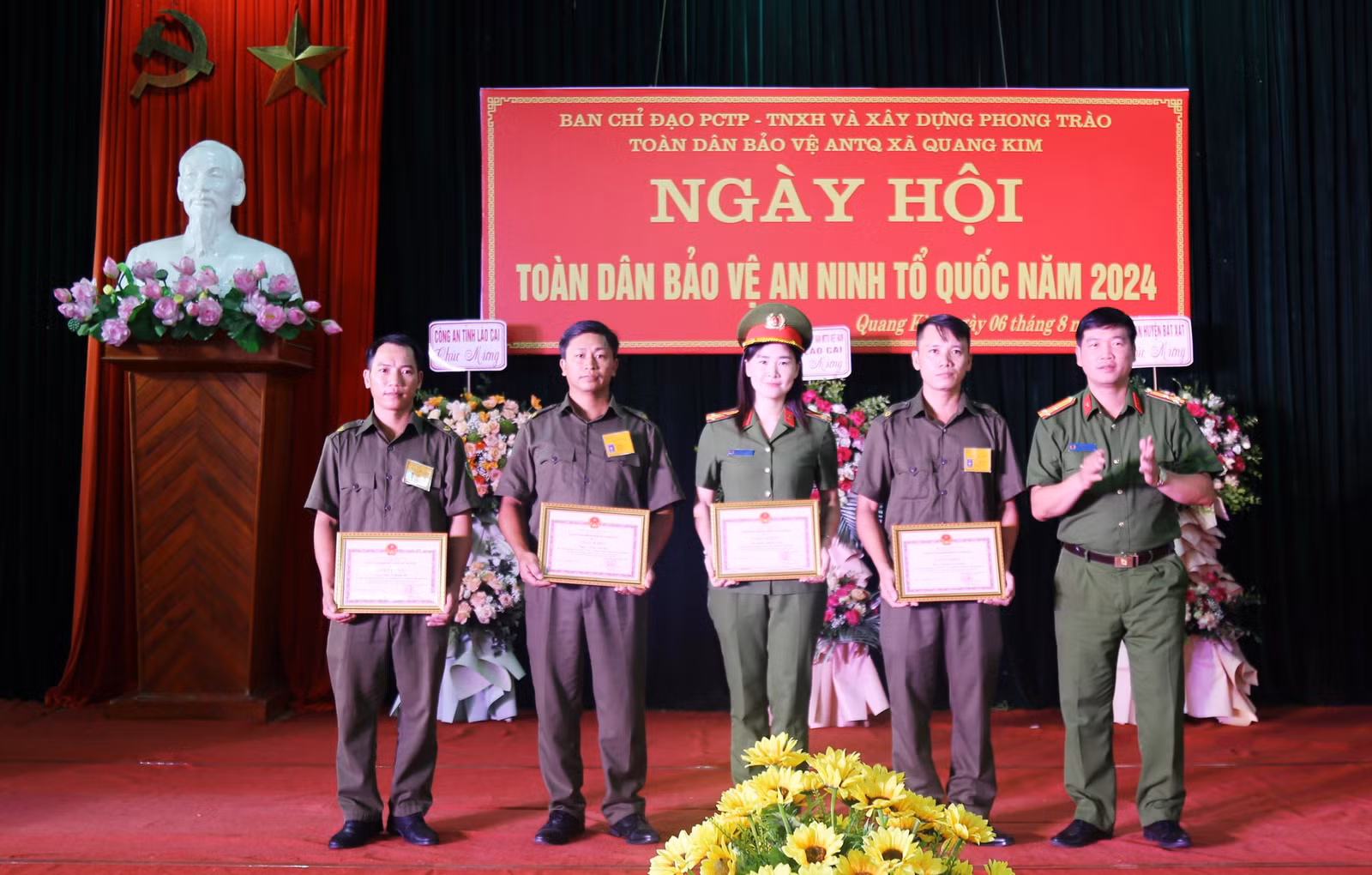 Trao Giấy khen của Giám đốc Công an tỉnh cho các cá nhân.