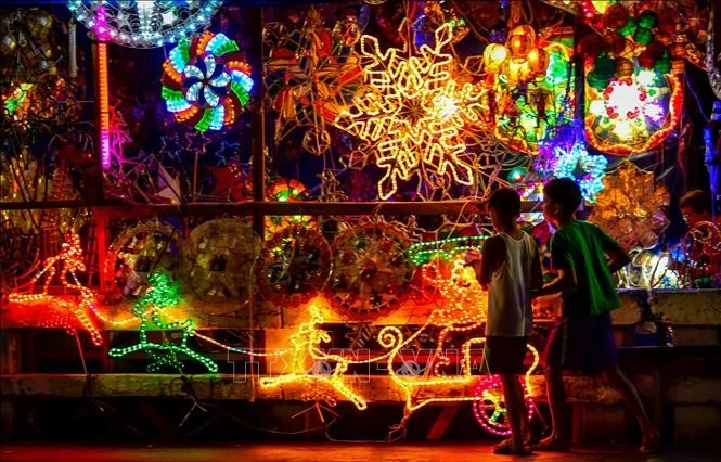 Các loại đèn lồng mang chủ đề Giáng Sinh trưng bày ở Manila, Philippines.
