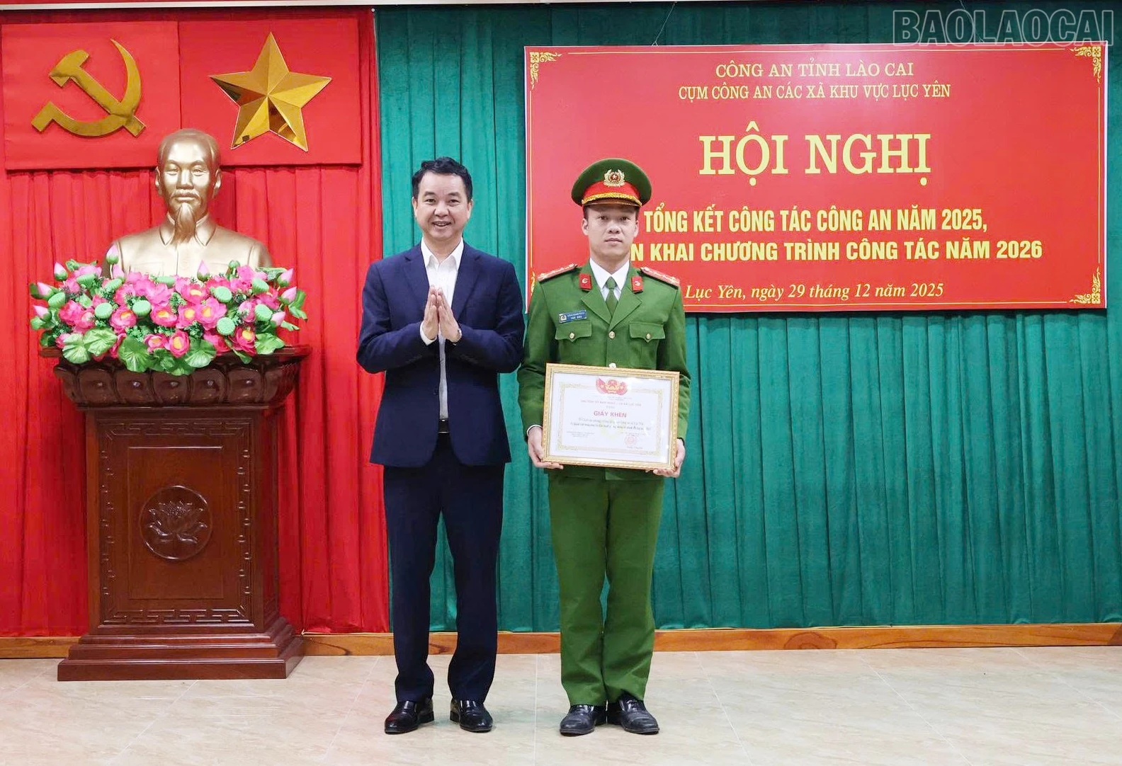 baolaocai-tr_ubnd-xa-luc-yen-tang-giay-khen-cho-tap-the-cong-an-xa.jpg