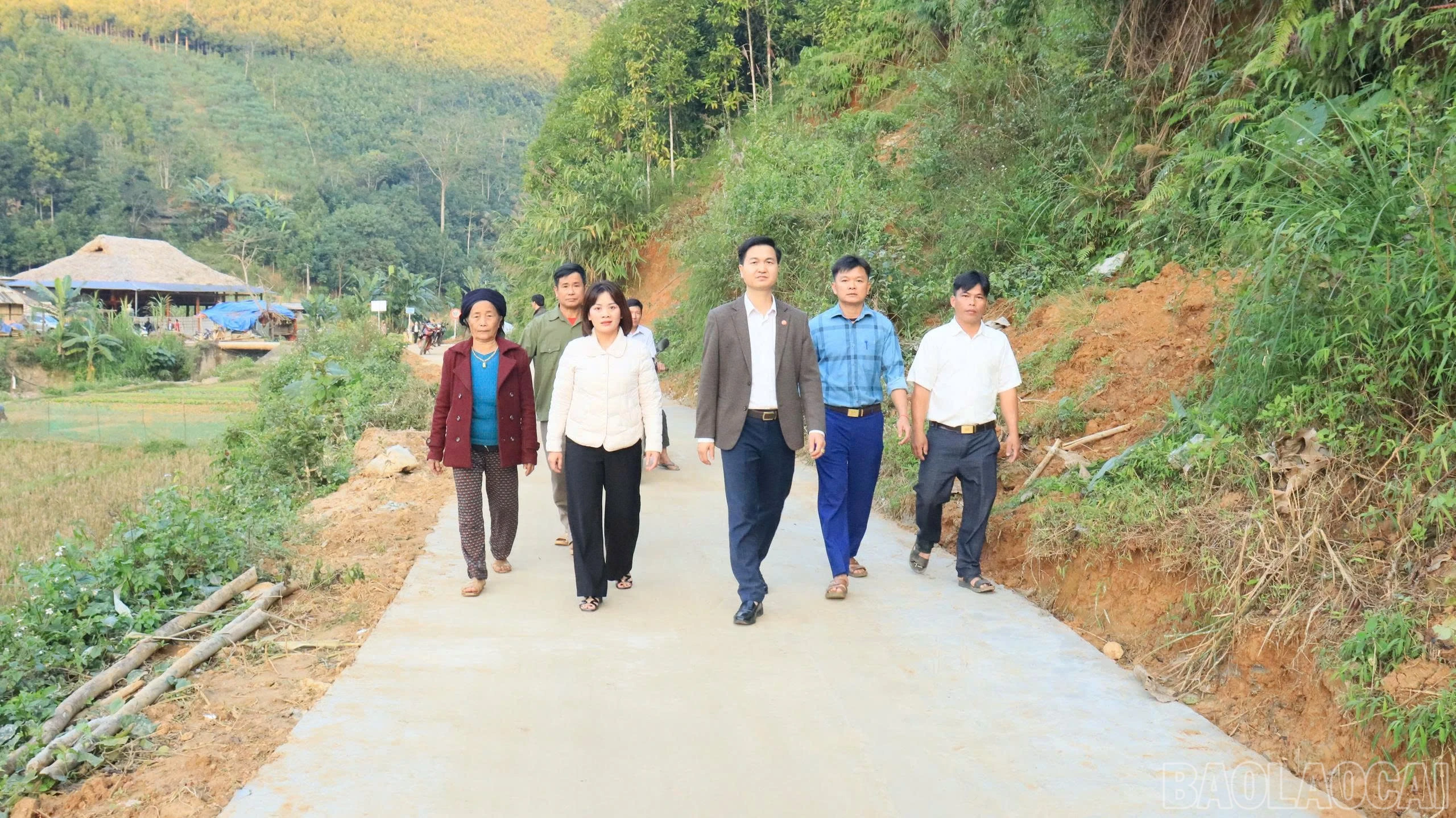 baolaocai-br_tuyen-duong-moi-duoc-khanh-thanh-tao-dieu-kien-cho-ba-con-di-lai-thuan-loi.jpg