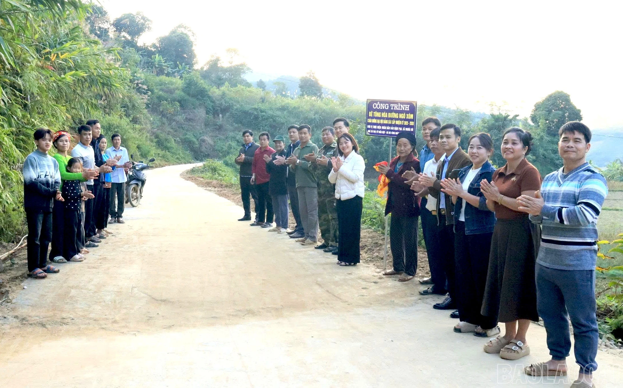 baolaocai-br_ba-con-nhan-dan-thon-nam-pau-phan-khoi-khi-tuyen-duong-duoc-hoan-thanh.jpg