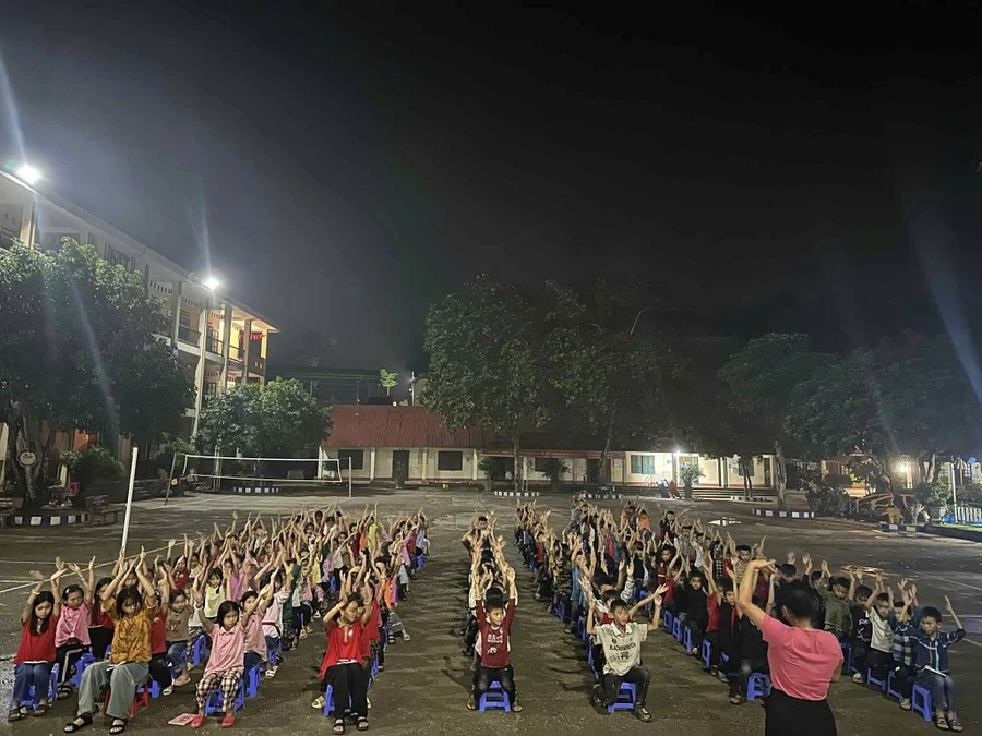 Một tiết sinh hoạt ngoại khoá buổi tối của cô trò Trường PTDT Bán trú Tiểu học Cốc Lầu.