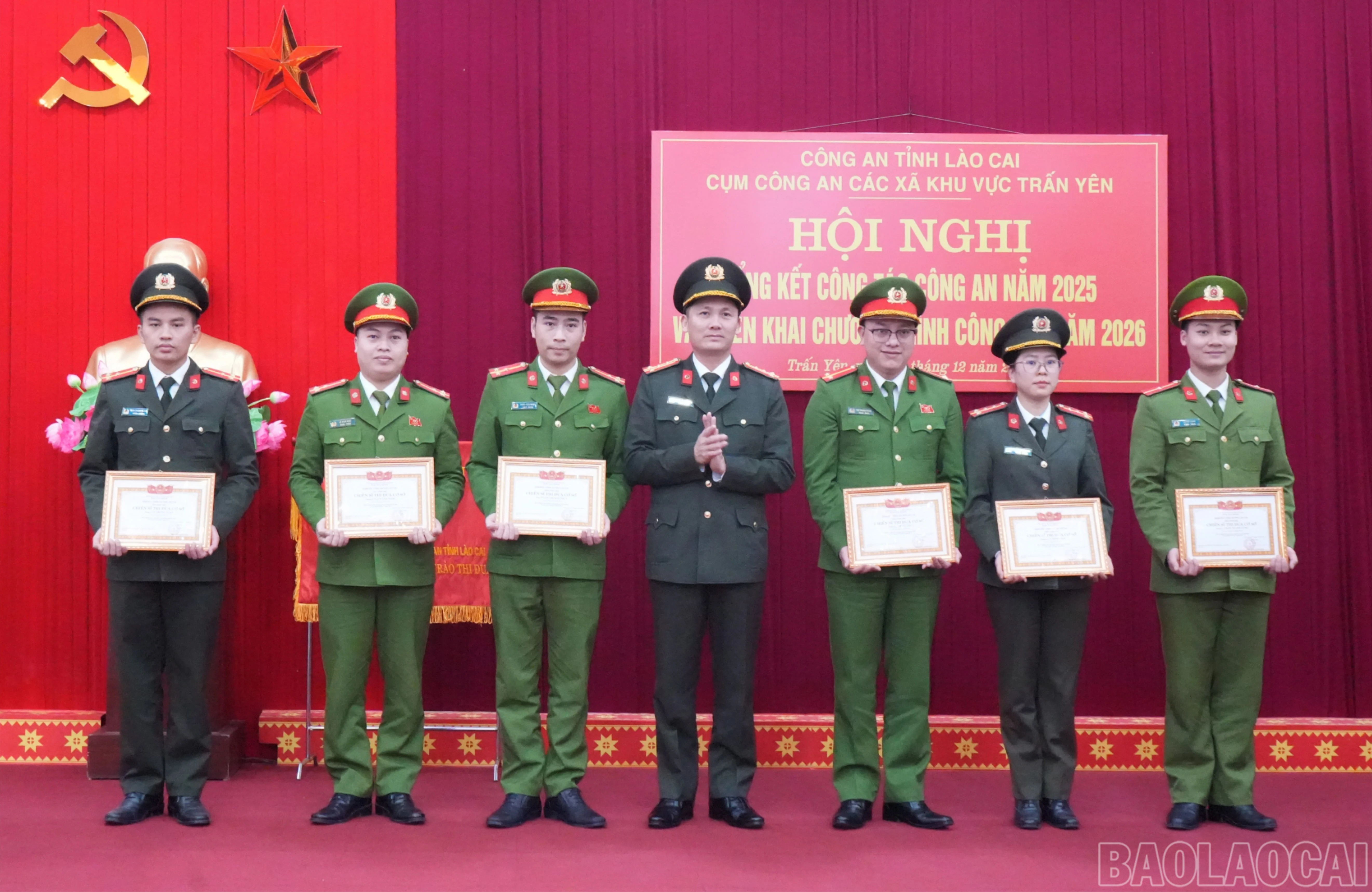 baolaocai-br_dai-ta-nguyen-tien-do-pho-giam-doc-cong-an-tinh-lao-cai-tang-giay-khen-cho-tap-the-va-ca-nhan-co-thanh-tich-xuat-sac-trong-phong-trao-thi-dua-vi-antq-nam-2025-1812.jpg