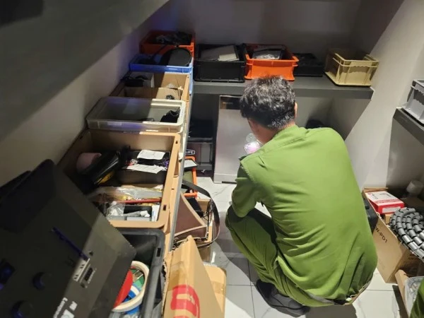 Công an khám xét căn hộ của Ngân 98.