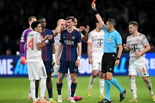 Diaz nhận thẻ đỏ sau khi lập cú đúp cho Bayern Munich.