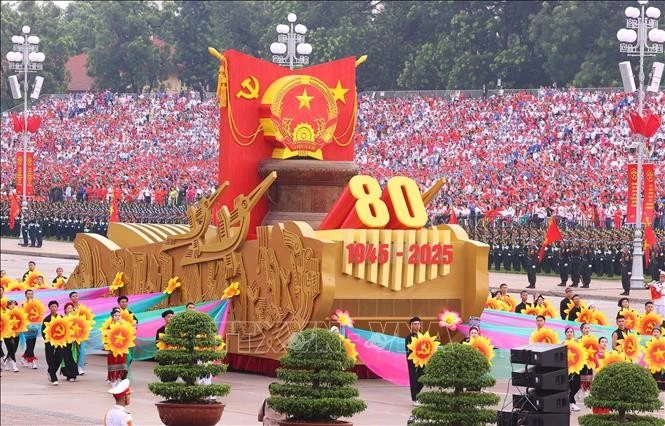 Xe mô hình Quốc huy nước Cộng hòa xã hội chủ nghĩa Việt Nam đi đầu khối diễu binh, diễu hành.