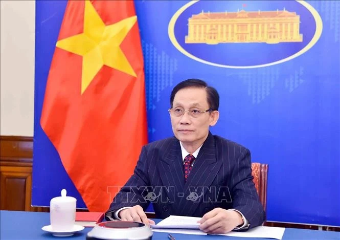 Bộ trưởng Ngoại giao Lê Hoài Trung điện đàm với Bộ trưởng Ngoại giao Lào Thongsavanh Phomvihane.
