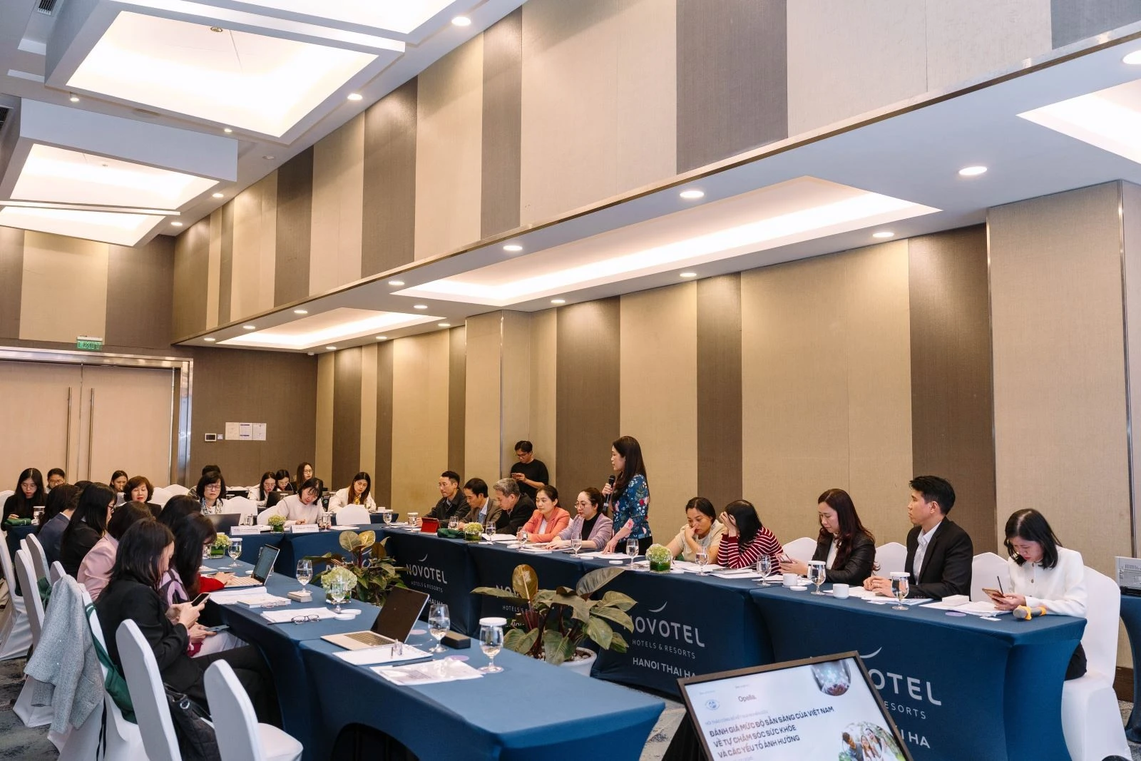 Các đại biểu đến từ các bộ, ban ngành thảo luận và đóng góp ý kiến cho nghiên cứu.