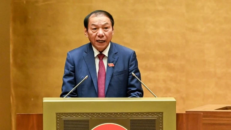 Bộ trưởng Văn hoá, Thể thao và Du lịch Nguyễn Văn Hùng trình bày Tờ trình dự án Luật Báo chí (sửa đổi).