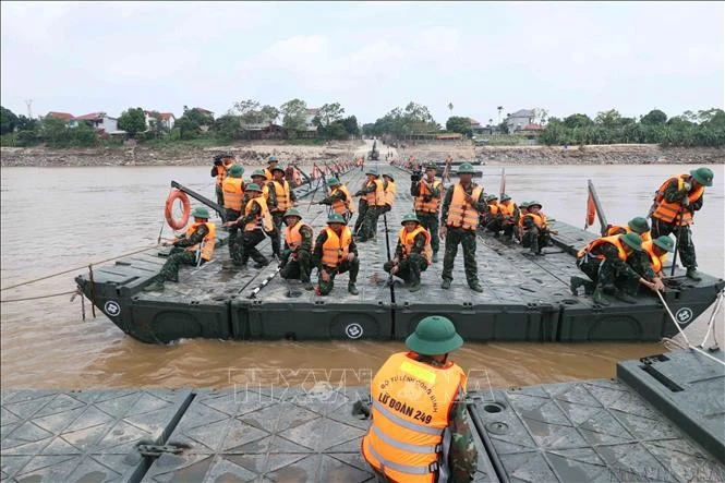 Lực lượng công binh Lữ đoàn 249 hợp long cầu phao Phong Châu để phục vụ nhân dân qua sông sau khi cây cầu Phong Châu cũ bị sập do mưa lũ.