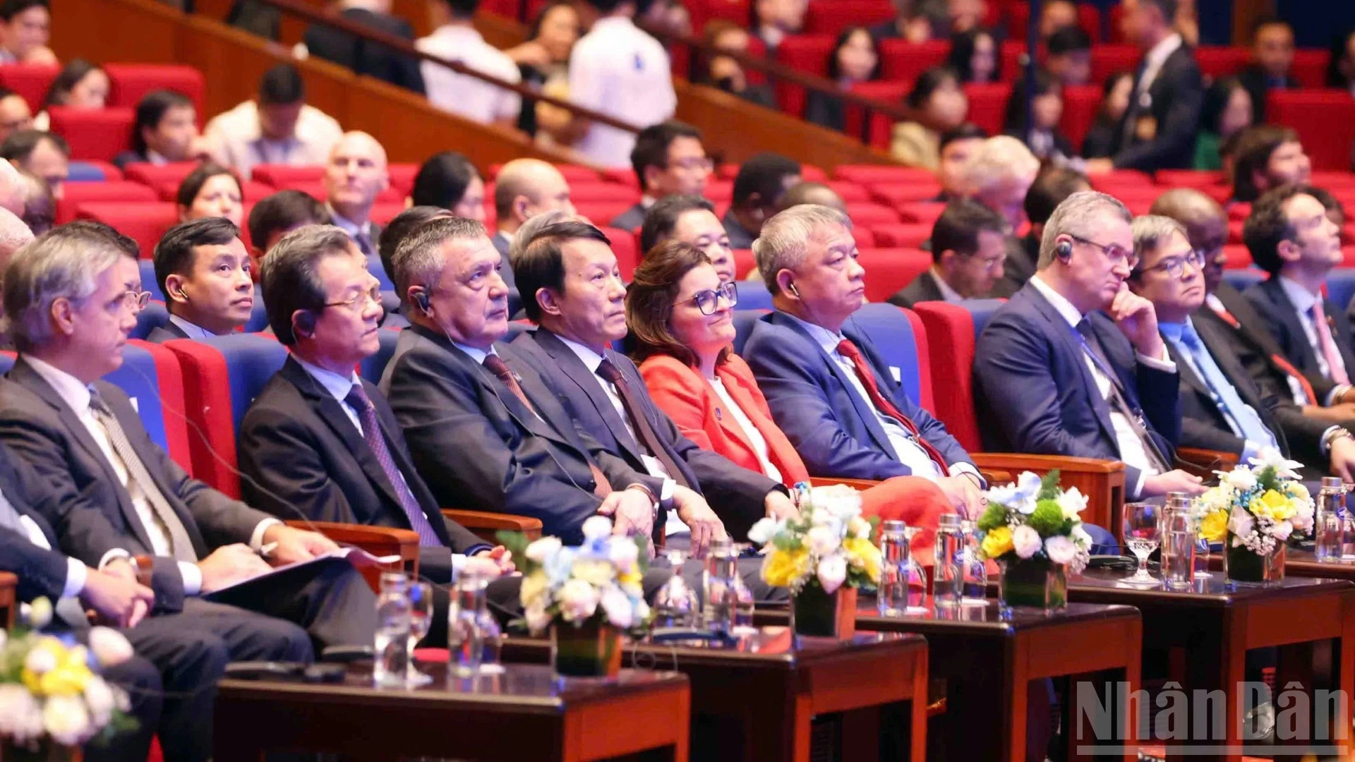Bộ trưởng Công an Lương Tam Quang và các đại biểu tham dự Phiên bế mạc Lễ mở ký Công ước Hà Nội.