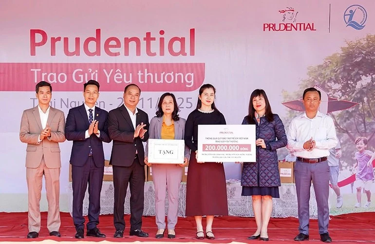 Ban tổ chức trao biển trưng quà tặng cho đại diện Trường Mầm non Chùa Hang và Trường Mầm non Huống Thượng (phường Linh Sơn, tỉnh Thái Nguyên).