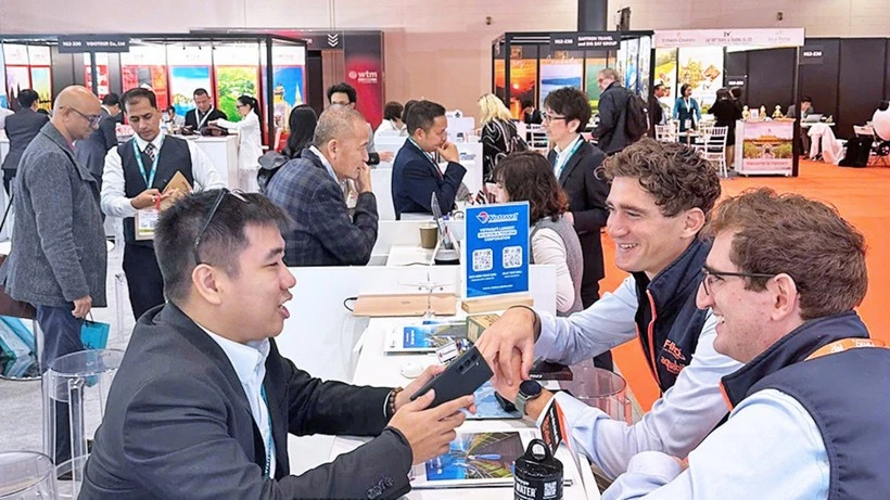 Gian hàng Việt Nam tại Hội chợ Du lịch quốc tế WTM London 2024 thu hút sự quan tâm của nhiều doanh nghiệp, đối tác quốc tế.