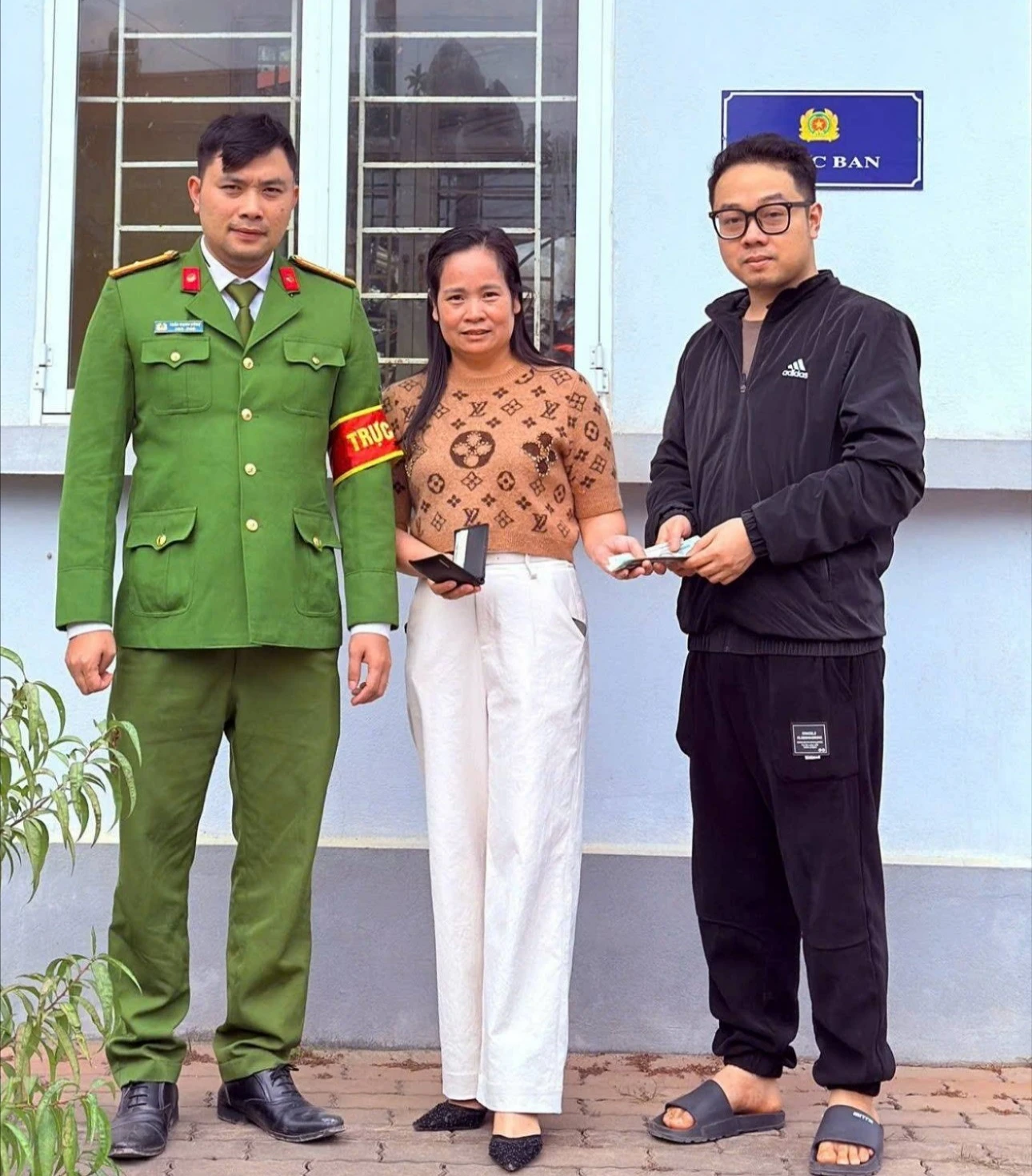 tiep-nhan-va-trao-tra-tai-san-tai-tru-so-cong-an-phuong-yen-bai-403.jpg