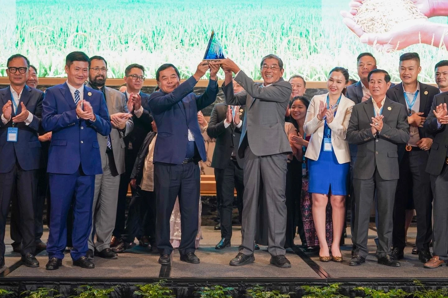 Ông Đỗ Hà Nam - Chủ tịch Hiệp hội Lương thực Việt Nam (bên trái) và ông Hồ Quang Cua (bên phải ) vui mừng nâng biểu tượng Gạo ngon nhất thế giới năm 2025.