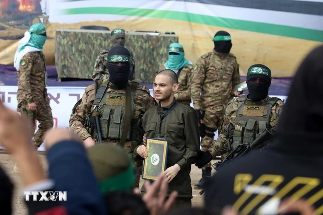 Lữ đoàn Al-Qassam, một cánh quân của Phong trào Hamas, trao trả con tin Israel cho Uỷ ban Chữ thập đỏ quốc tế tại trại tị nạn Nuseirat ở miền Trung Dải Gaza, ngày 22/2/2025.