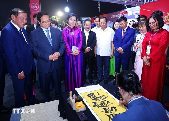 Thủ tướng Phạm Minh Chính tham quan không gian văn hóa của Việt Nam tại Lễ hội.