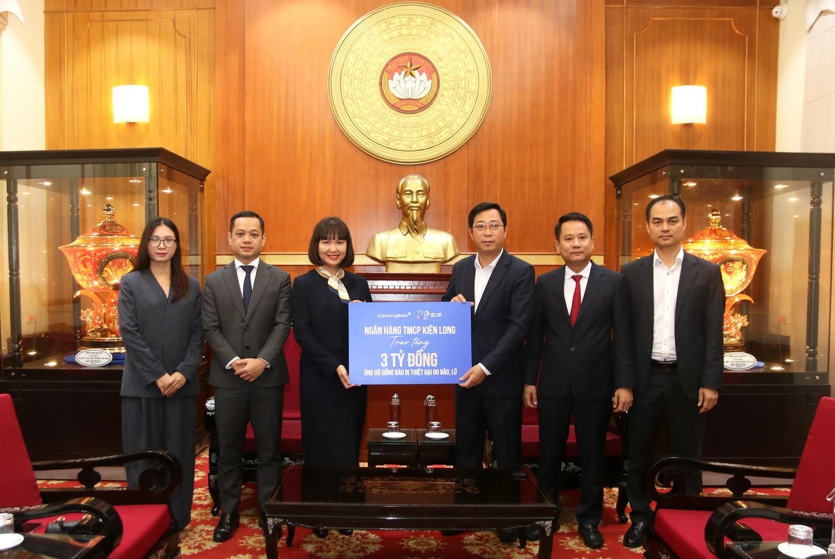 Ông Cao Xuân Thạo tiếp nhận ủng hộ từ Ngân hàng TMCP Kiên Long.