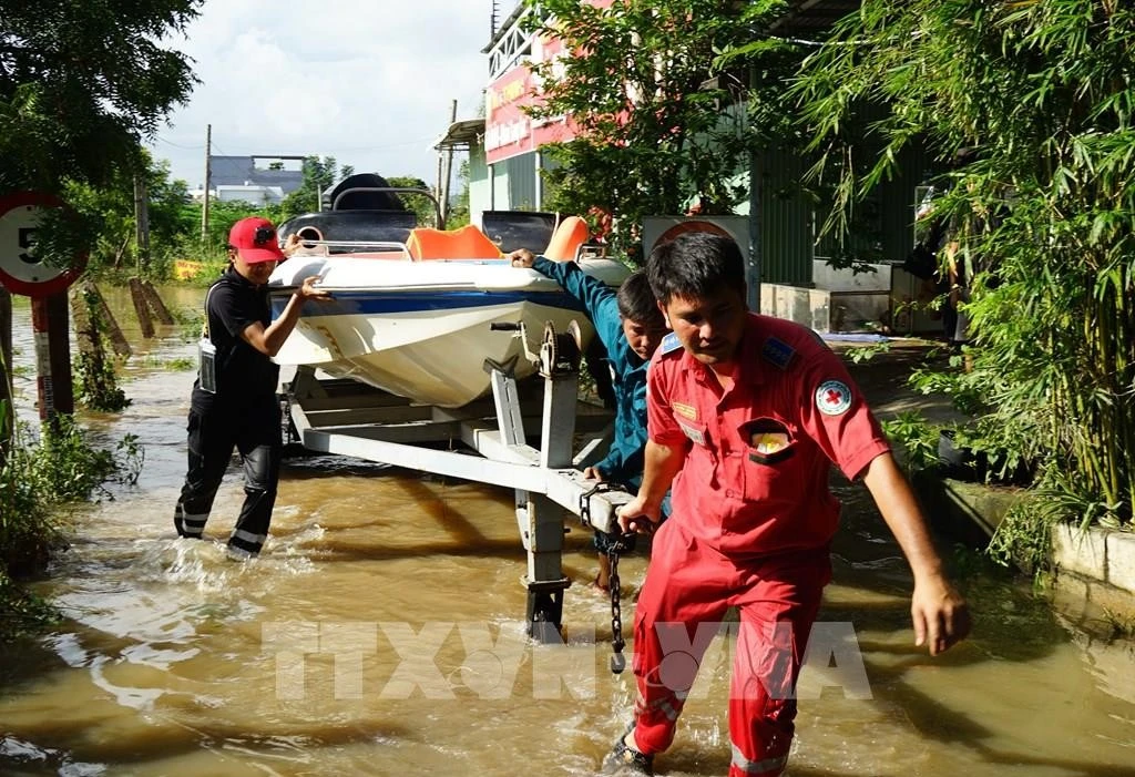 Anh Trần Huỳnh Hoài Phong (áo đỏ), Đội tìm kiếm cứu nạn và trợ giúp nhân đạo tỉnh Vĩnh Long vận chuyển ca nô cứu hộ người dân khu phố Kim Ngọc, phường Hàm Thắng (tỉnh Lâm Đồng).