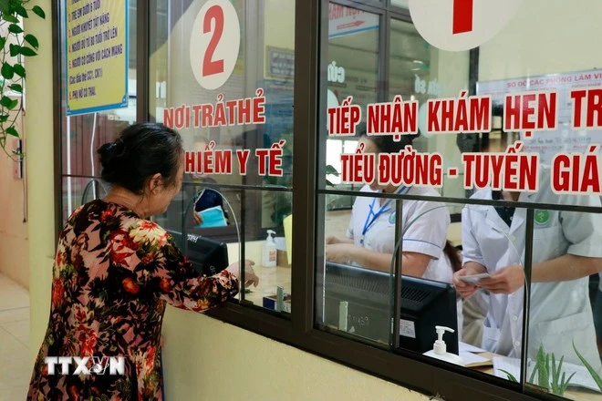 Người dân đăng ký khám, chữa bệnh bằng thẻ bảo hiểm y tế.