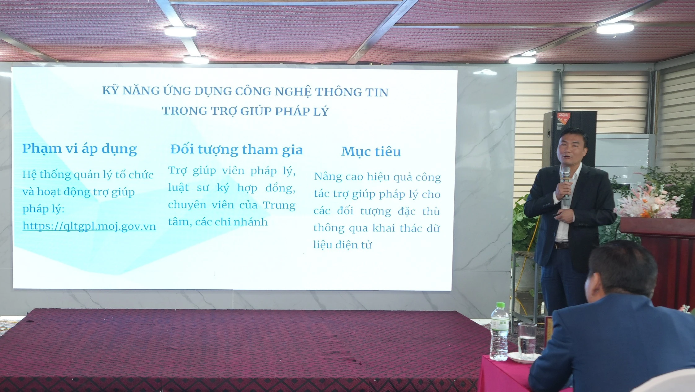 giang-vien-trao-doi-giai-dap-nhung-thac-mac-tai-buoi-tap-huan.jpg