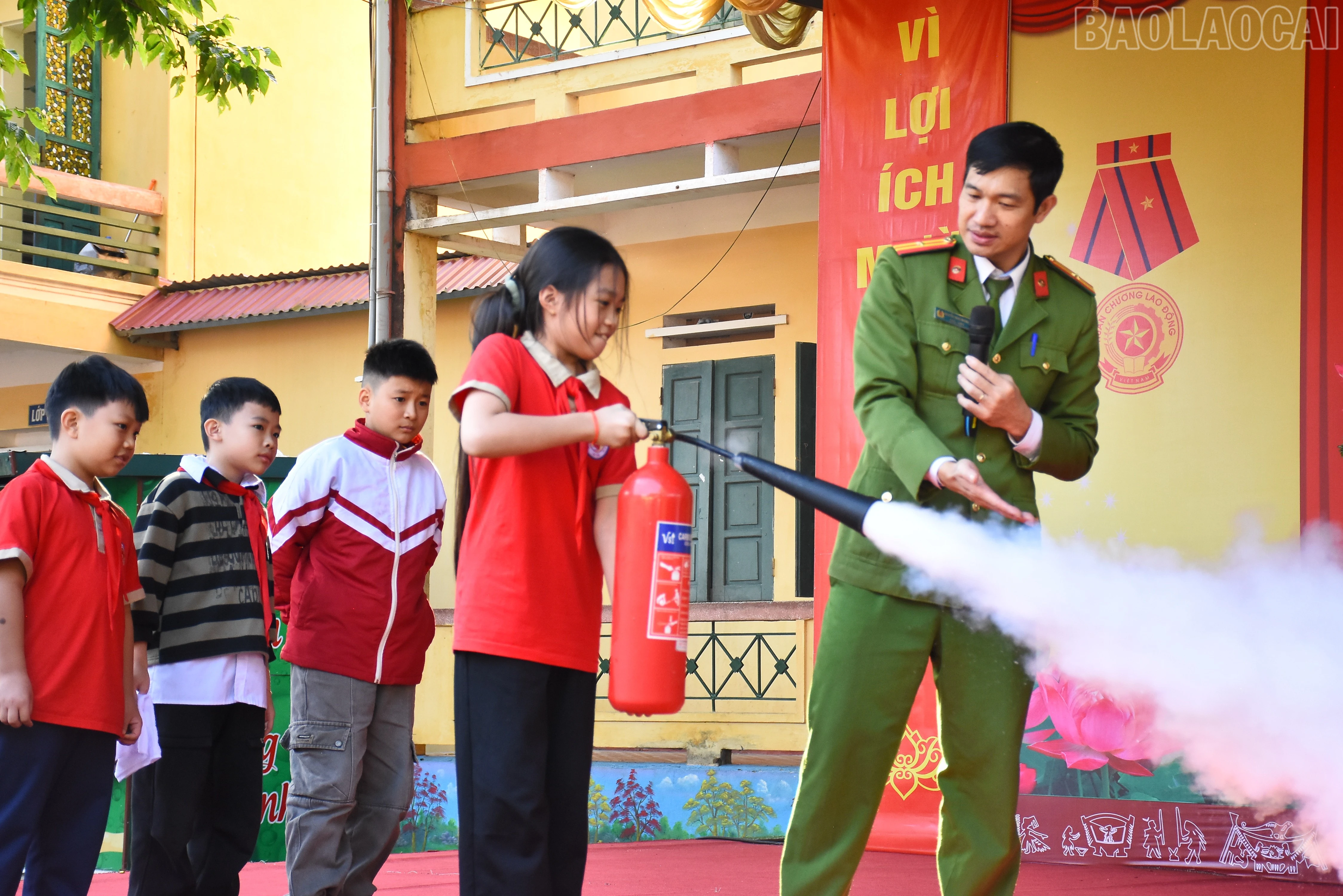 baolaocai-tr_hoc-sinh-duoc-huong-dan-su-dung-binh-cuu-hoa.jpg