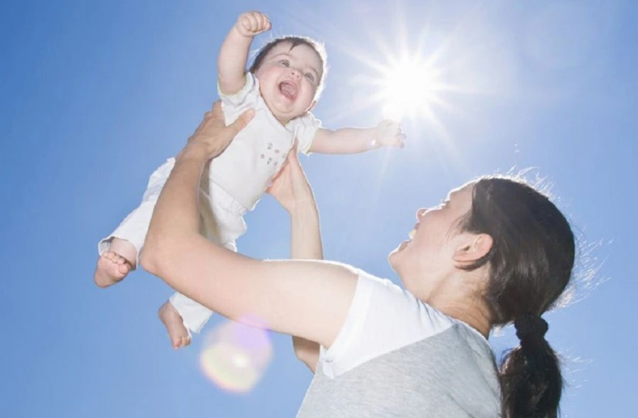 Ánh nắng mặt trời là nguồn cung cấp vitamin D vô tận cho cơ thể con người.