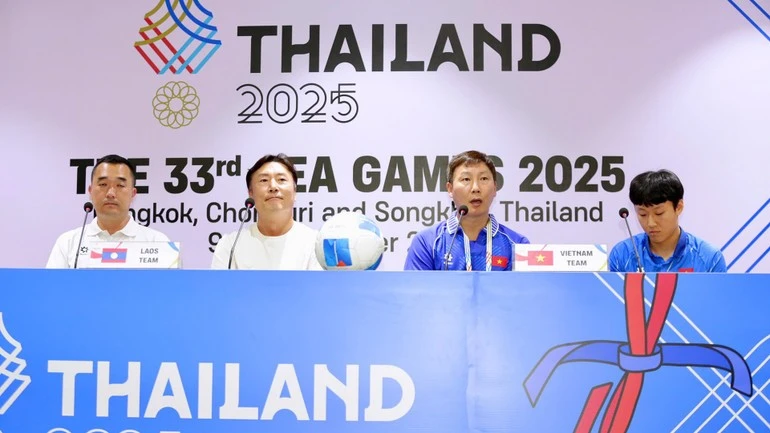 Đại diện hai đội U22 Việt Nam và U22 Lào tại buổi họp báo.