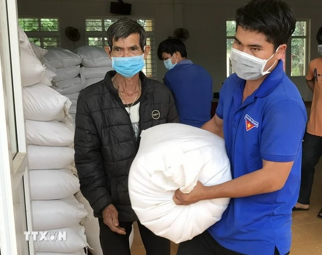 Người dân xã Quảng Khê, huyện Đắk G’Long, tỉnh Đắk Nông nhận gạo hỗ trợ của Chính phủ.