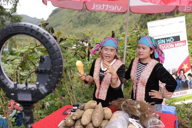 Vừ Thị Xia và Vừ Thị Chứ, hai chị em người dân tộc H'mông đã "khởi nghiệp" thành công trên TikTok Shop. (Ảnh: PV/Vietnam+)